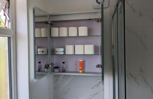 Staines House | 1 Bedroom Homestays In Ashford
