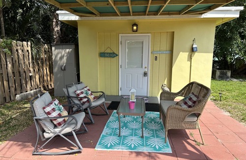 Lake Worth Corridor Cottage | 1 Bedroom House,Fenced Backyard, Private Patio, Firepit, Grill, Driveway Parking