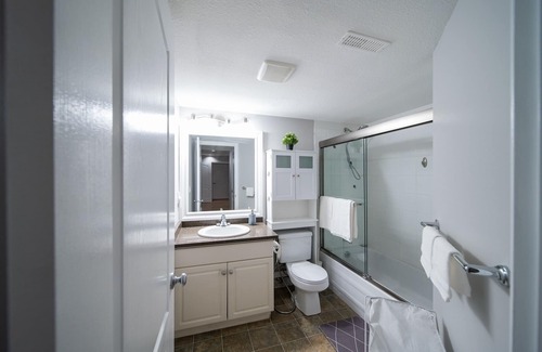 Guildford House | 1 bedroom & parking Great Vancouver