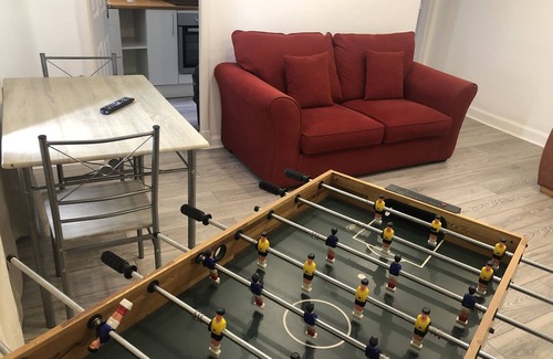 Kelty Apartment | 1 Bedroom Pet Friendly Apartment With Free Parking, WiFi, Netflix And Pool Table