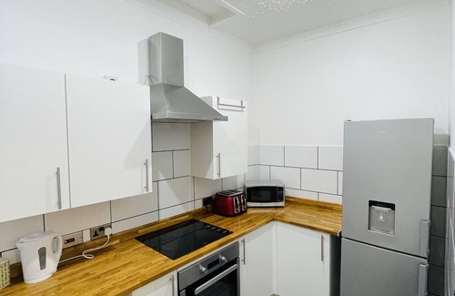 Kelty Apartment | 1 Bedroom Pet Friendly Apartment With Free Parking, WiFi, Netflix And Pool Table