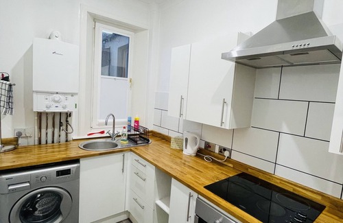 Kelty Apartment | 1 Bedroom Pet Friendly Apartment With Free Parking, WiFi, Netflix And Pool Table
