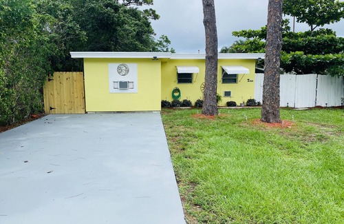 Lake Worth Corridor House | 1 Bedroom Studio Cottage Patio Grill Firepit Parking