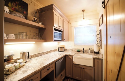 Siskiyou-Hargadine Historic District Apartment | 1 Bedroom Suite | Hot Tub | Downtown Ashland | Tesla Station