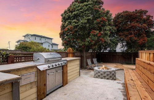 El Granada House | 1 block to beach, Private Hot Tub, Fire Pit and BBQ
