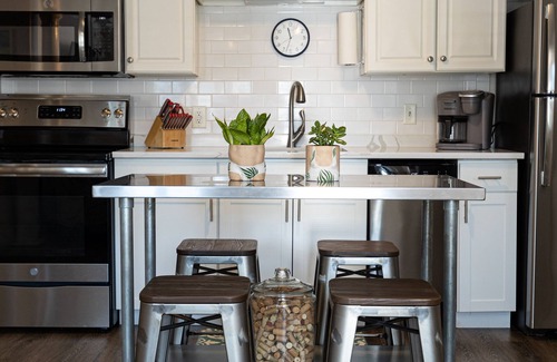 Folly Beach Cottage | 1 Block to THE MOTHER SEA. Super easy and quick walk.