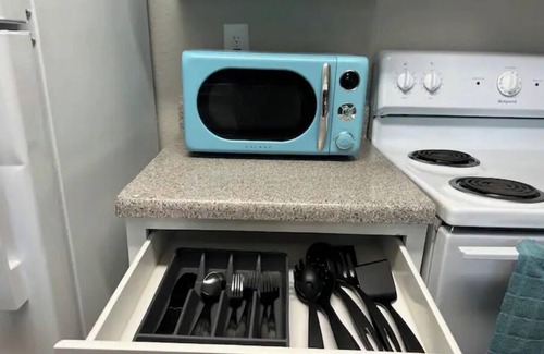 Sharpstown House | 1 BR 1.5 BA Modern Town House Near DownTown