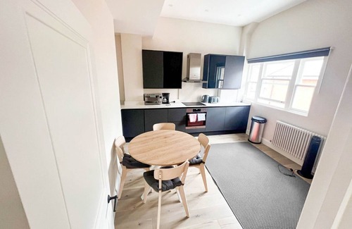 North Richmond Apartment | 1 BR Flat opposite Richmond Tube Station 2 beds