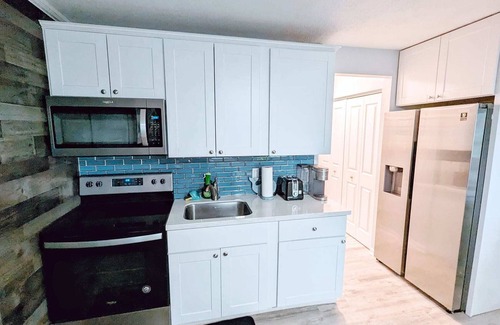 North End Apartment | 1 BR Suite/1st Floor/East Side of Beach Block