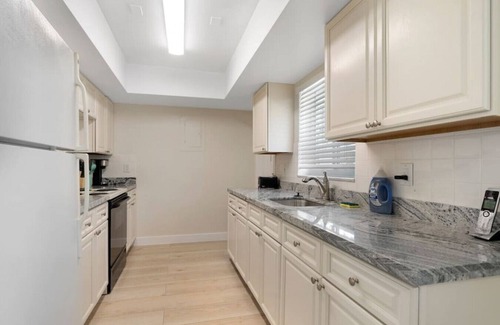 Croissant Park Apartment | #1 · Cozy Updated 1 bedroom with 70 inch smart TV!