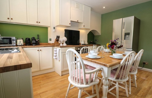 Selborne Cottage | 1 FORESTERS REST, romantic, with a garden in Selborne