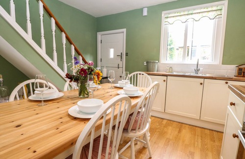 Selborne Cottage | 1 FORESTERS REST, romantic, with a garden in Selborne