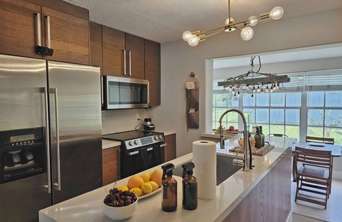 River Oaks House | 1 King, 2 Queen,1 twin, washer dryer, near parks & FTL Marine center