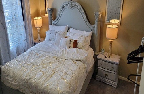 Moore Apartment | 1 king bed,2 sofa beds,office,walk shopping restaurant,12min OU ,15min Airport