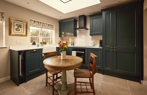 Wixford Cottage | 1 KINGSWOOD COTTAGE, pet friendly, with hot tub in Lapworth