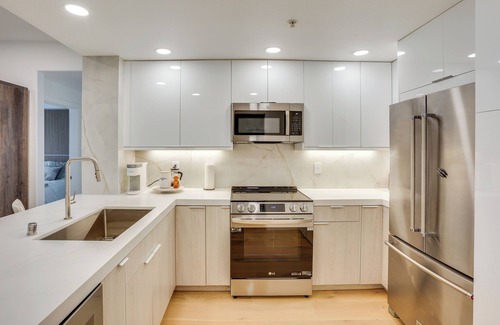 Airport Area Condo | < 1 Mi to Airport: Luxury Condo in Irvine!