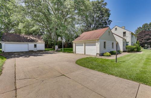 Salem Apartment | 1 Mi to Dtwn Salem Apt with Garage Access!