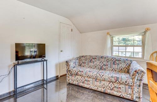 Salem Apartment | 1 Mi to Dtwn Salem Apt with Garage Access!
