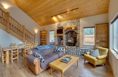 Easton Cabin | 1 Mi to Lake Easton: Family Cabin w/Deck!