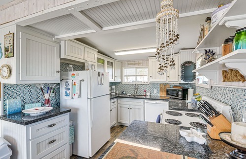 Surfside Beach House | 1 Mi to Surfside Beach: BBQ-Ready Home in Freeport