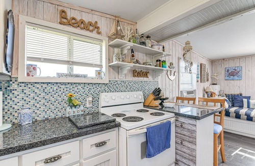 Surfside Beach House | 1 Mi to Surfside Beach: BBQ-Ready Home in Freeport