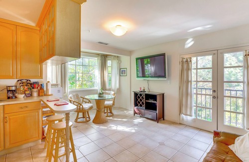 Bel Air Apartment | < 1 Mi to UCLA: Pet-Friendly Couples Retreat!