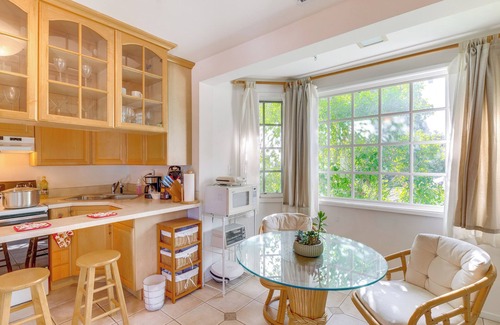 Bel Air Apartment | < 1 Mi to UCLA: Pet-Friendly Couples Retreat!