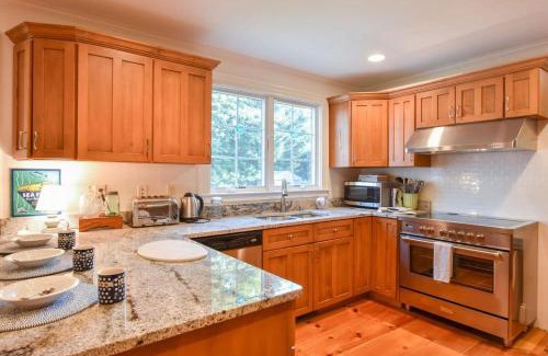 Chatham House | 1 Mile from Downtown Chatham Walk to Pier