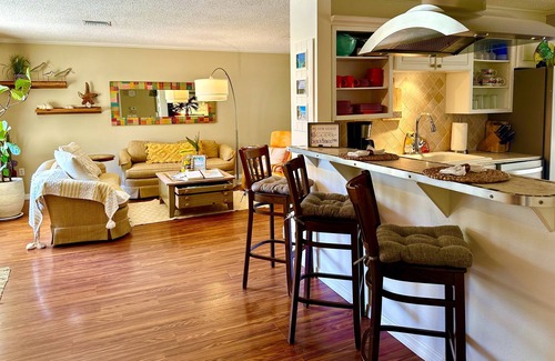 Englewood House | <1 MILE MANASOTA BEACH/NORTH ENGLEWOOD Boutiquey Home loaded with amenities!