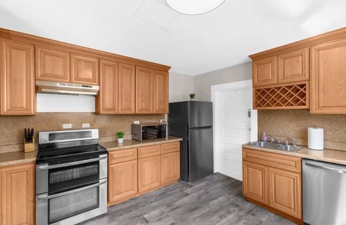 Birmingham House | 1 Mile to Bham CrossPlex & Near Legion Field