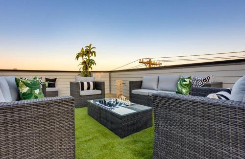 Buena Vista House | 1 Mile to Downtown 4BR 4BA w Rooftop Deck