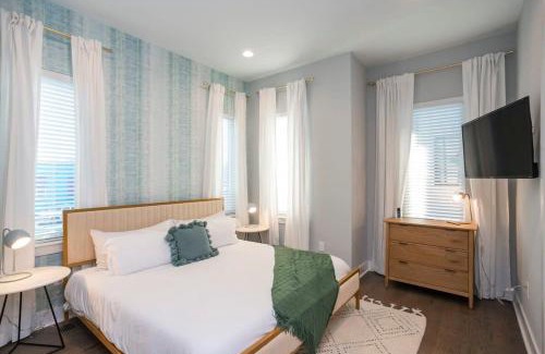 Buena Vista House | 1 Mile to Downtown 4BR 4BA w Rooftop Deck