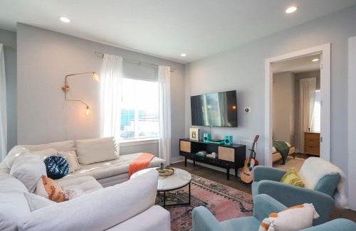 Buena Vista House | 1 Mile to Downtown 4BR 4BA w Rooftop Deck