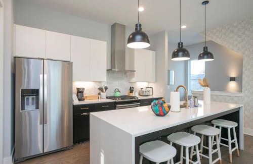 Buena Vista House | 1 Mile to Downtown 4BR 4BA w Rooftop Deck