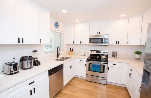 Alamitos Beach Apartment | 1 Mile to Downtwn/Beach - King Bed - Fast WiFi - Parking Included