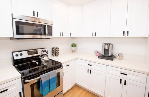 Alamitos Beach Apartment | 1 Mile to Downtwn/Beach - King Bed - Fast WiFi - Parking Included