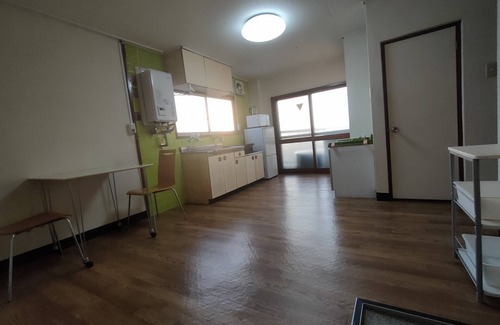 Naniwa Apartment | 1 min walk from JR station, 6 min walk from subway station, 2/3 min train ride to Namba/Shinsaibashi, 45 sq.m. 2LDK, Guest house Chine Room 405