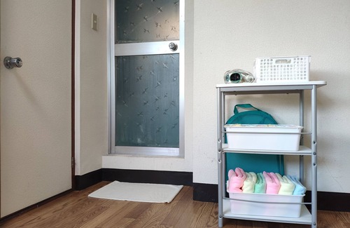Naniwa Apartment | 1 min walk from JR station, 6 min walk from subway station, 2/3 min train ride to Namba/Shinsaibashi, 45 sq.m. 2LDK, Guest house Chine Room 405