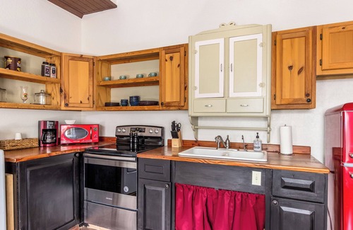 Tombstone House | 1 min walk to O.K. Corral & Allen St. Perfect for families & dog friendly.
