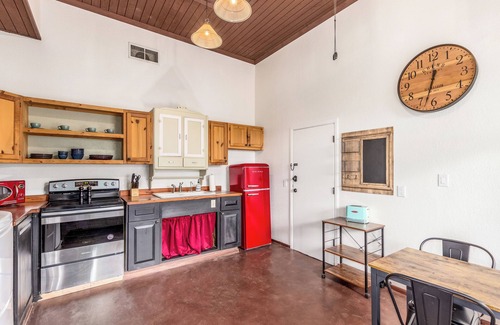 Tombstone House | 1 min walk to O.K. Corral & Allen St. Perfect for families & dog friendly.