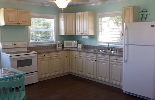 Spanish Wells Cottage | 1 minute golf cart ride to a beautiful, white powder-sand beach