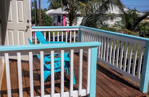 Spanish Wells Cottage | 1 minute golf cart ride to a beautiful, white powder-sand beach