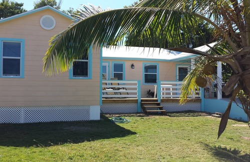 Spanish Wells Cottage | 1 minute golf cart ride to a beautiful, white powder-sand beach