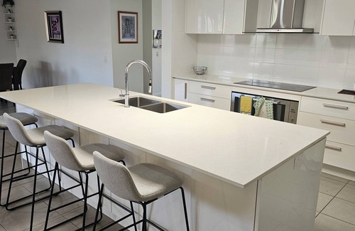 Queenscliff House | 1 minute to parks waterways bike and walking trails. 3 minutes to Lonsdale Golf