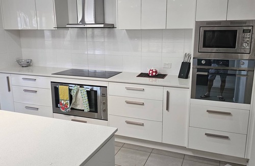 Queenscliff House | 1 minute to parks waterways bike and walking trails. 3 minutes to Lonsdale Golf