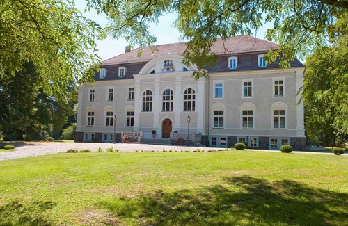 Boldekow Apartment | 1-room holiday apartment 35 m� Tiefpaterre - Castle Zinzow