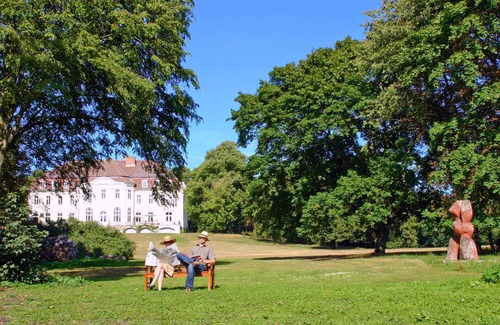 Boldekow Apartment | 1-room holiday apartment 35 m� Tiefpaterre - Castle Zinzow