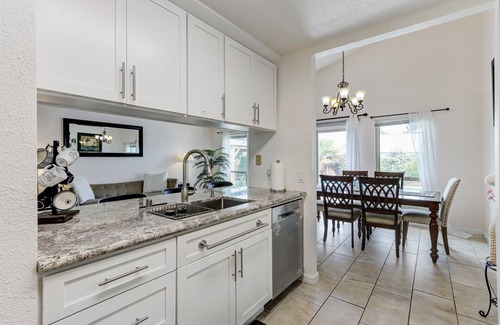 Sacramento House | #1 - Room in a beautiful house with pool.