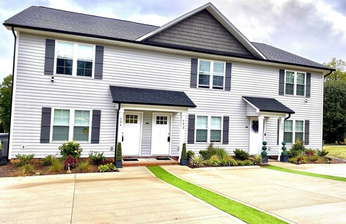 Kannapolis House | 1 Small Dog Friendly :2-bedroom Townhouse/25 mins from Charlotte