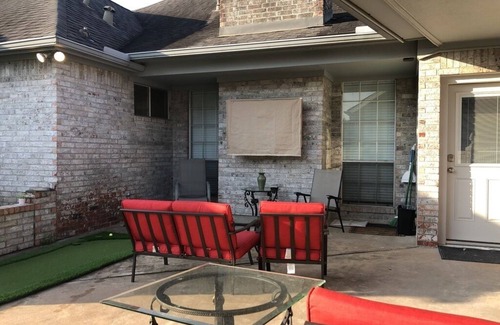 Barker House | 1-story 3 Bedroom in Peaceful Jersey Village Neighborhood